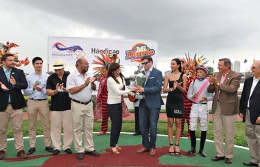 Círculo de ganadores en el hipódromo Presidente Remón