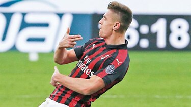 Piatek anota dos y el Milan elimina al Napoli