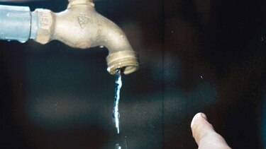 ASEP multa a un banco y una aseguradora por mal uso de agua