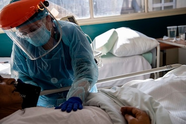 Morir acompañado pese al coronavirus: un hospital chileno ofrece un adiós humanizado