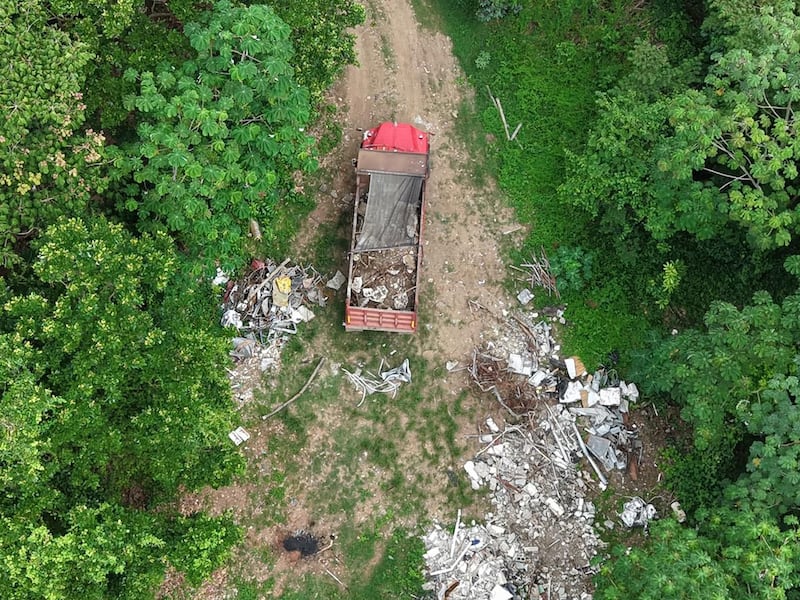 Miambiente sorprende a camión ingresando caliche cerca del Aeropuerto de Tocumen