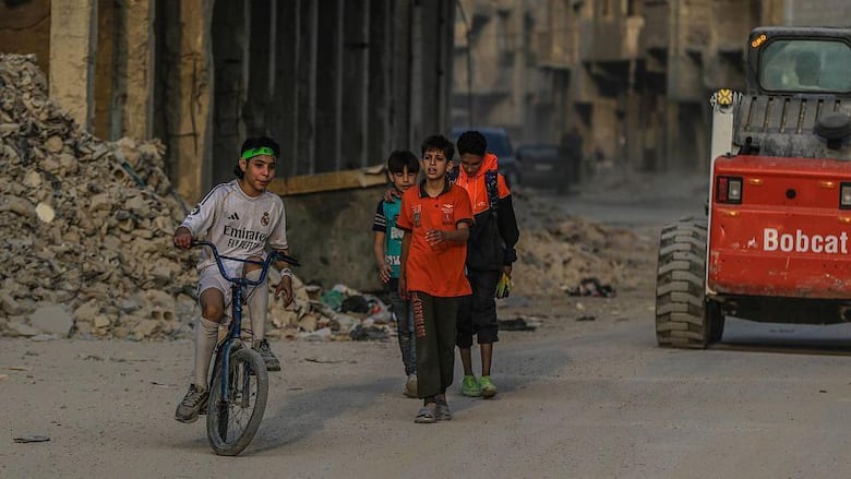 Una Siria en ruinas y dividida trata de levantarse un año después de la caída de Al Assad