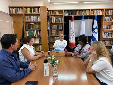 Embajador de Panamá en Israel se reúne con alcaldes panameños varados por conflicto; evalúan rutas seguras de evacuación