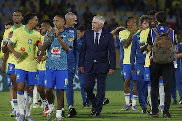 Brasil tiene pocas opciones en el centro del campo y en los laterales, admite Ancelotti