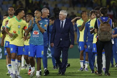 Brasil tiene pocas opciones en el centro del campo y en los laterales, admite Ancelotti