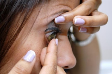 Salen a la venta primeras lentillas que previenen degeneración de la retina