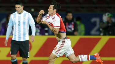 Lucas Barrios amarga el estreno de Argentina
