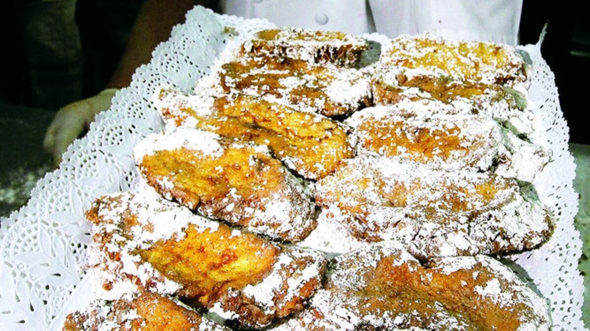 Torrijas elaboradas por el maestro pastelero del Horno La Santiaguesa, en Madrid.