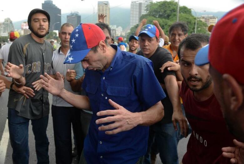 Guardia Nacional golpea y rocía gas pimienta a opositor venezolano Henrique Capriles