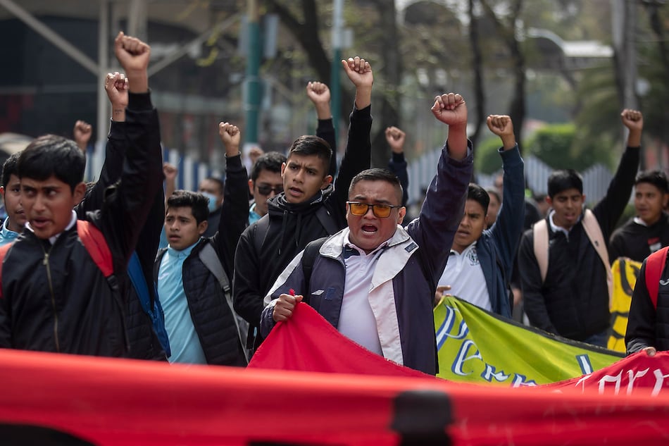 Familias de Ayotzinapa peregrinan a la Basílica de Guadalupe para pedir justicia
