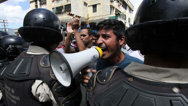 Venezuela: Universitarios exigen a Nicolás Maduro respetar la 'Constitución'