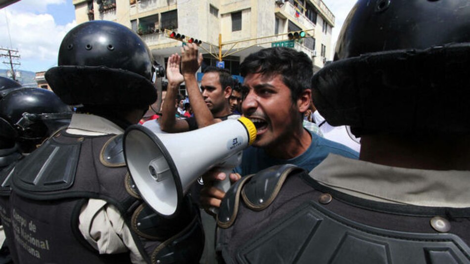 Venezuela: Universitarios exigen a Nicolás Maduro respetar la 'Constitución'