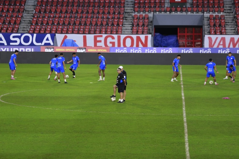 Bolillo Gómez da una lección de orgullo y amor por la camiseta