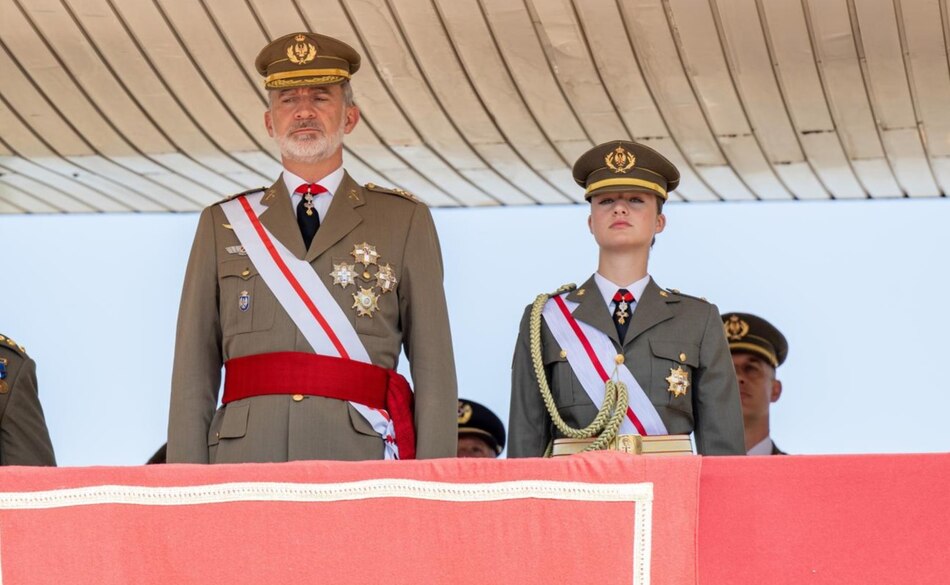 La Princesa Leonor, complicidad con Felipe VI en su primer acto militar como dama alférez cadete