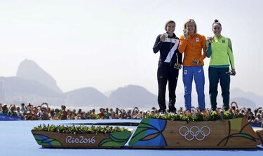 Brasileña Okimoto, bronce en el maratón acuático de 10 km