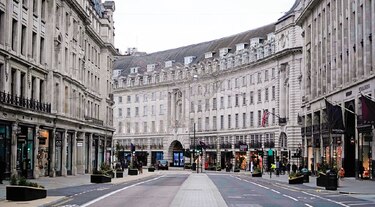 Vacunas llegan a una Europa semiconfinada y con miedo