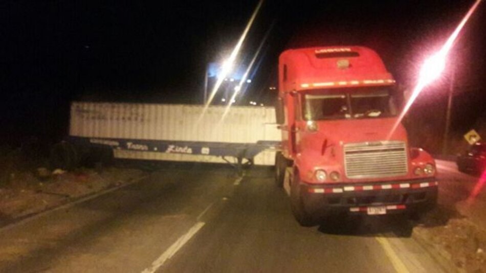 Remueven camión accidentado en la vía Centenario