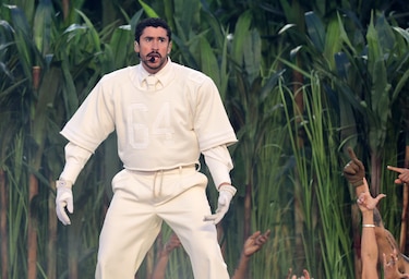 Así se construyó el show histórico de Bad Bunny en el Super Bowl: casi 10 mil efectos pirotécnicos y 400 ‘plantas humanas’