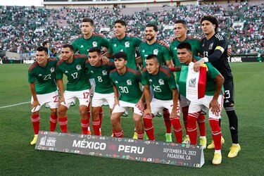 México vence a Perú con gol de última hora de Hirving Lozano
