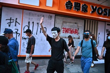 Manifestantes con máscaras desafían al gobierno de Hong Kong