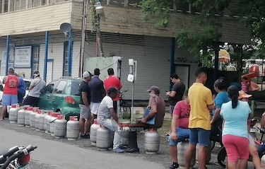 Cientos de personas hacen largas filas para comprar gas en Chiriquí