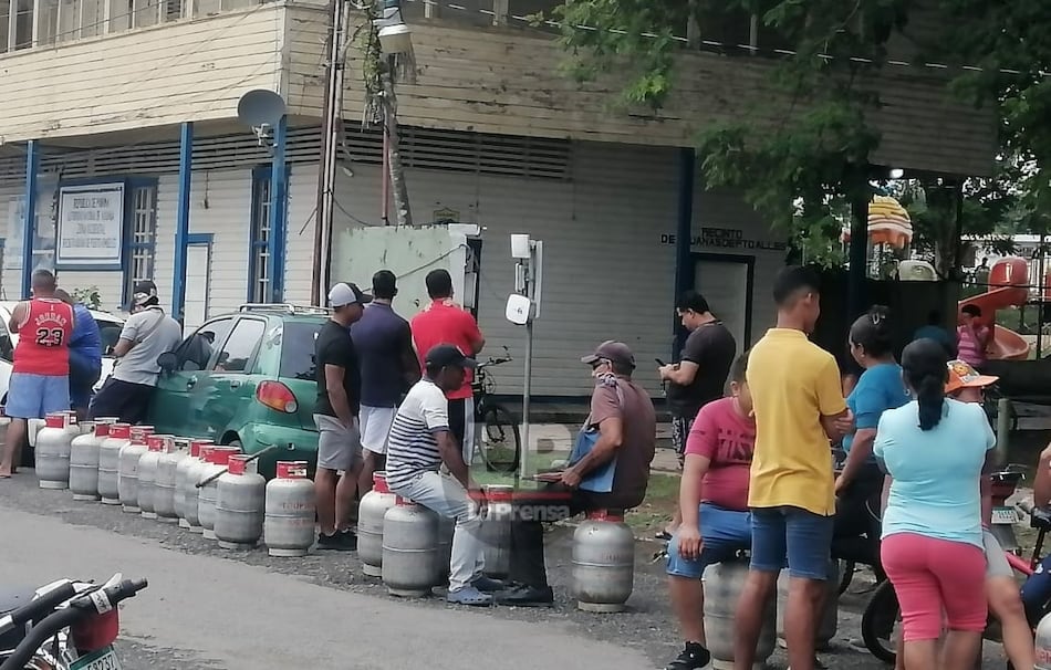 Cientos de personas hacen largas filas para comprar gas en Chiriquí