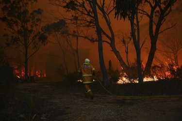 Un muerto y más de 40 casas arrasadas por los incendios en Australia