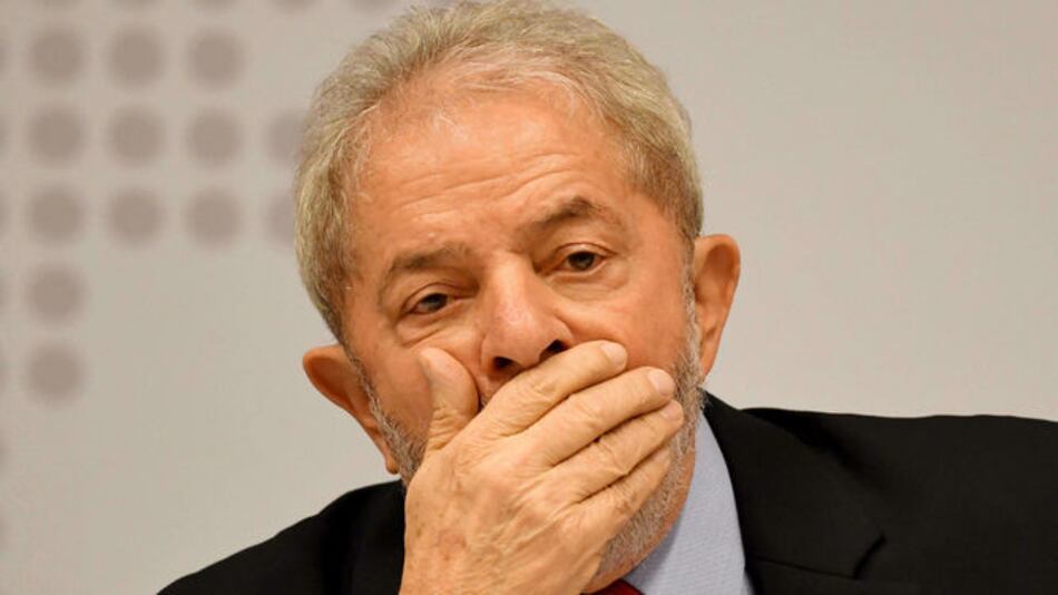 Lula participa en una misa antes de su posible entrega a la justicia
