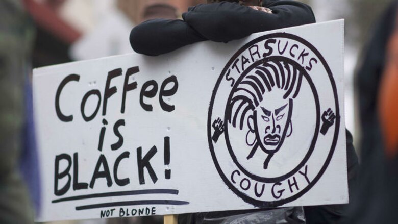 Starbucks enfrenta polémica en Estados Unidos acusada de discriminación racial