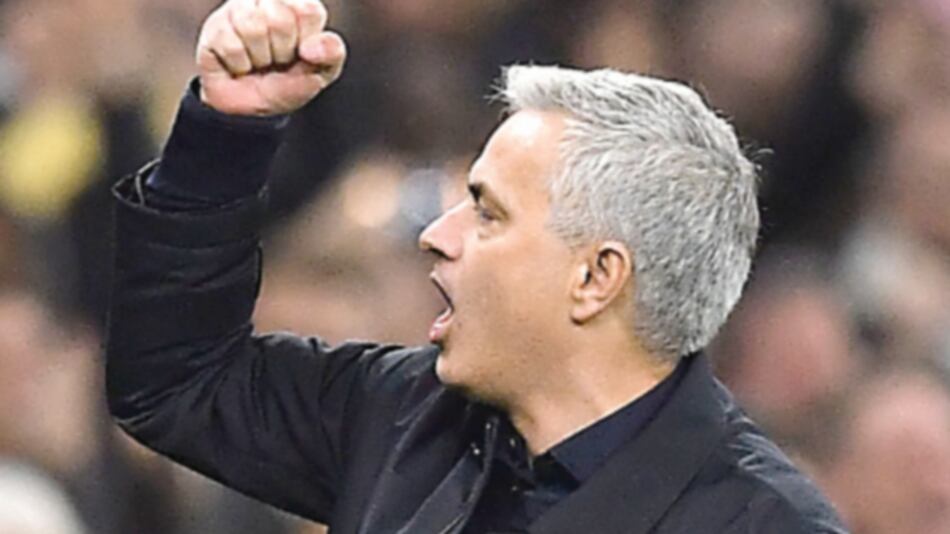 Mourinho felicita a un recogepelotas por su acción