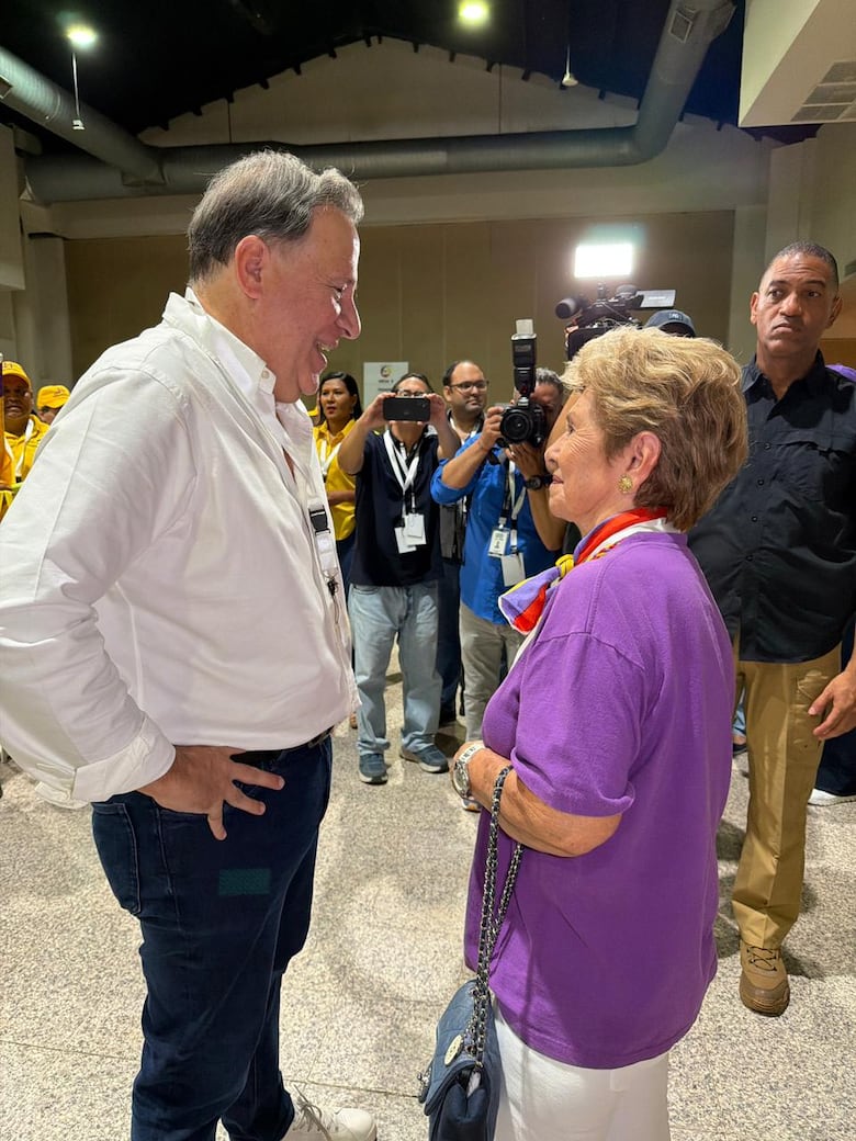 El abrazo entre Mireya Moscoso y Juan Carlos Varela