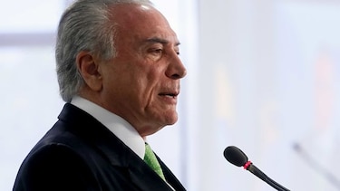 Temer cambia versión; admite que viajó en avión privado