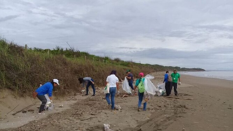 En operativo de limpieza, recolectan plástico, vidrio y llantas en la playa Bella Vista
