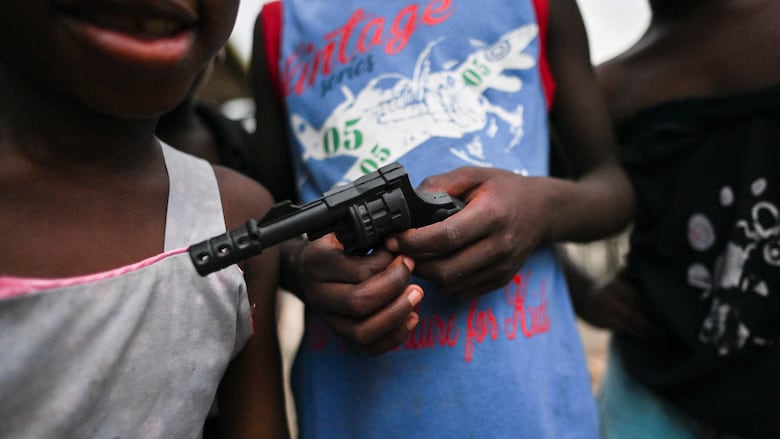 Atentado contra Miguel Uribe Turbay: los miles de menores que durante décadas han sido reclutados por grupos armados para matar en Colombia