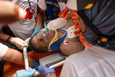 Rescatan a Hernán, un seguridad que sobrevivió 8 días bajo escombros tras los terremotos en Venezuela