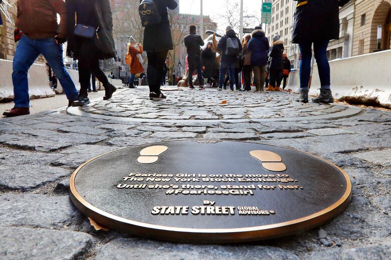 Mueven estatua de 'Chica desafiante' en Wall Street