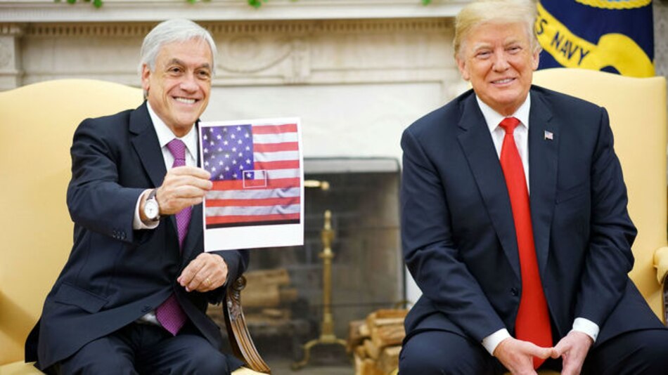 Piñera exhibe una curiosa bandera de Estados Unidos en reunión con Trump