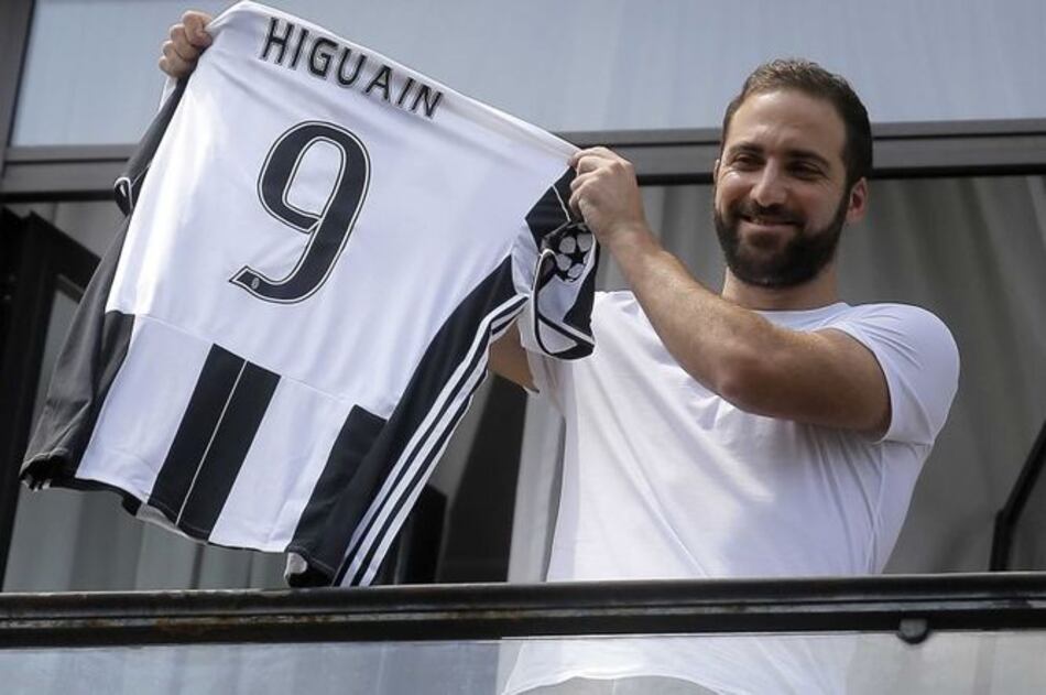 Presidente del Napoli califica de traición la salida de Higuaín