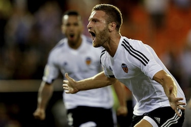 Valencia sale de mala racha tras vencer 1-0 a Granada
