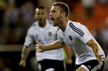 Valencia sale de mala racha tras vencer 1-0 a Granada