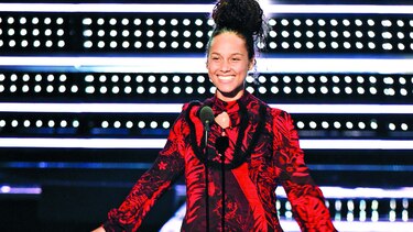 Alicia Keys rendirá honores en nueva york a Clive Davis
