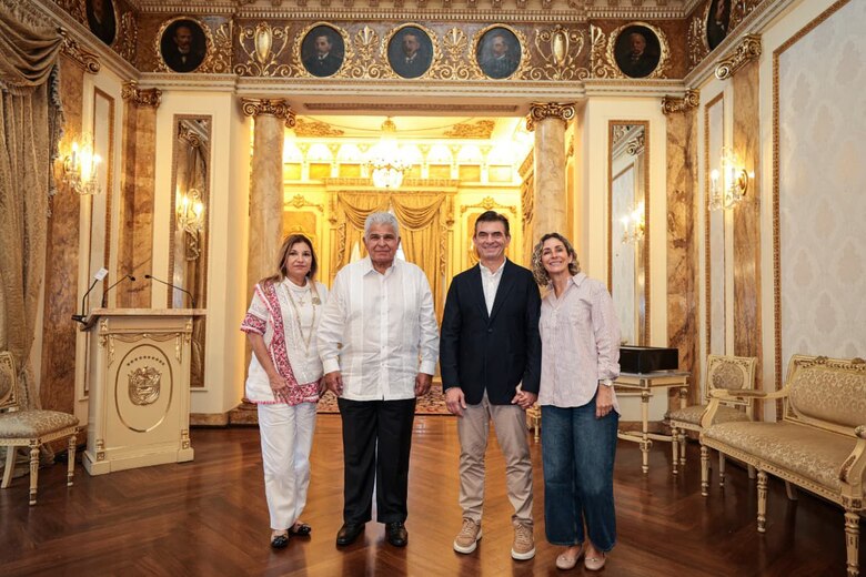 Mulino recibe al presidente electo de Bolivia, Rodrigo Paz, en el Palacio de las Garzas