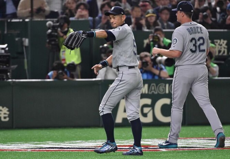 Ichiro es ovacionado en Tokio; Marineros vencen 9-7 a los Atléticos