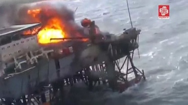 Video: Explota plataforma de petróleo en Azerbaiyán; 30 desaparecidos