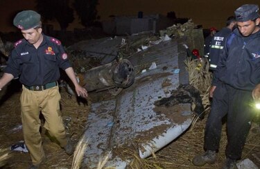 Un rayo y la fuerte lluvia, posibles causas del accidente aéreo en Pakistán