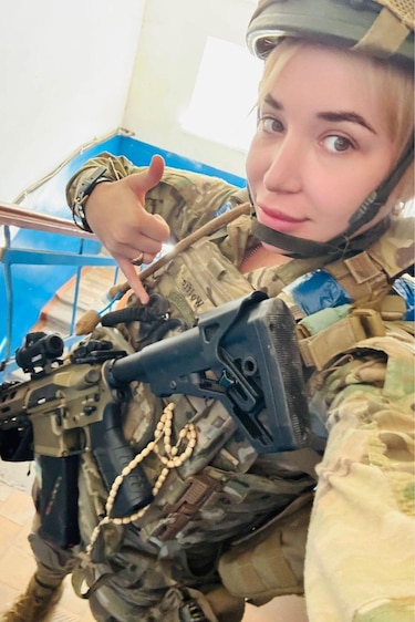 La red de propaganda prorrusa que explota la violencia sexual y utiliza a mujeres del ejército ucraniano como cebo