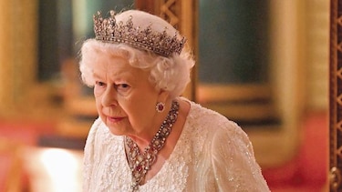 Reina Isabel cede cargo a su hijo Carlos