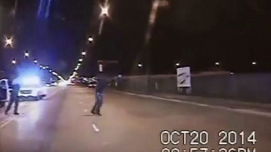 Encausan a policía por la muerte de un joven en Chicago