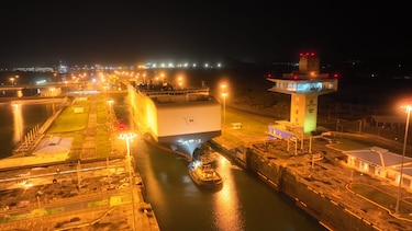 Canal de Panamá registra el tránsito del portavehículos más grande del mundo