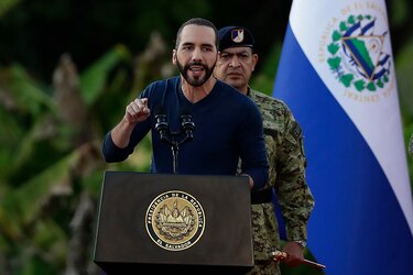 Trasladan otros 2,000 pandilleros a nueva cárcel de El Salvador, según Bukele